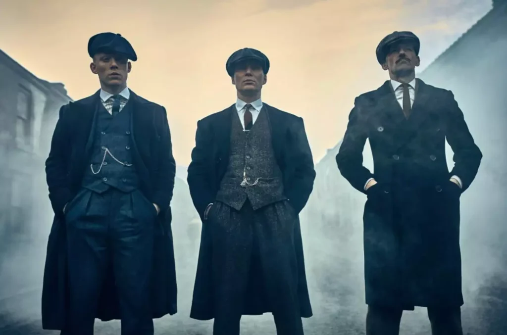 Seirá Peaky Blinders: Mia Néa Geniá Shelby Analamvánei Drási sto Netflix