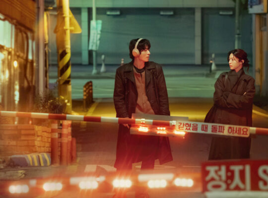 Όλοι Εδώ Προσπαθούμε